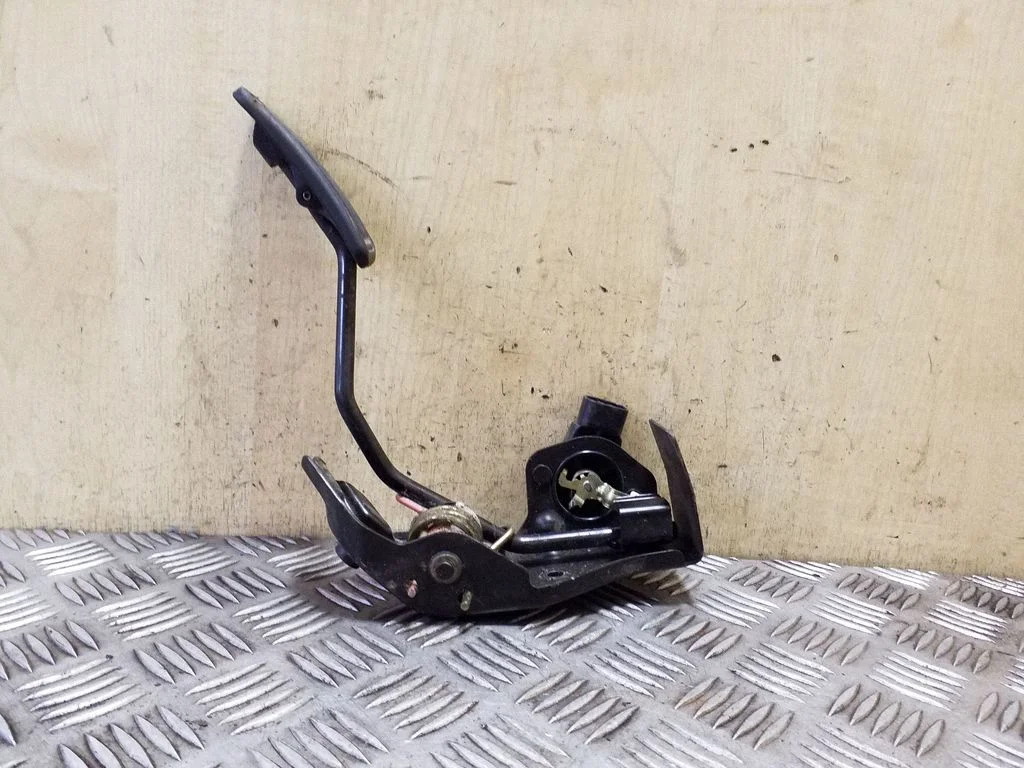 Accelerator throttle pedal – Toyota Matrix (E130) (2001-2008)