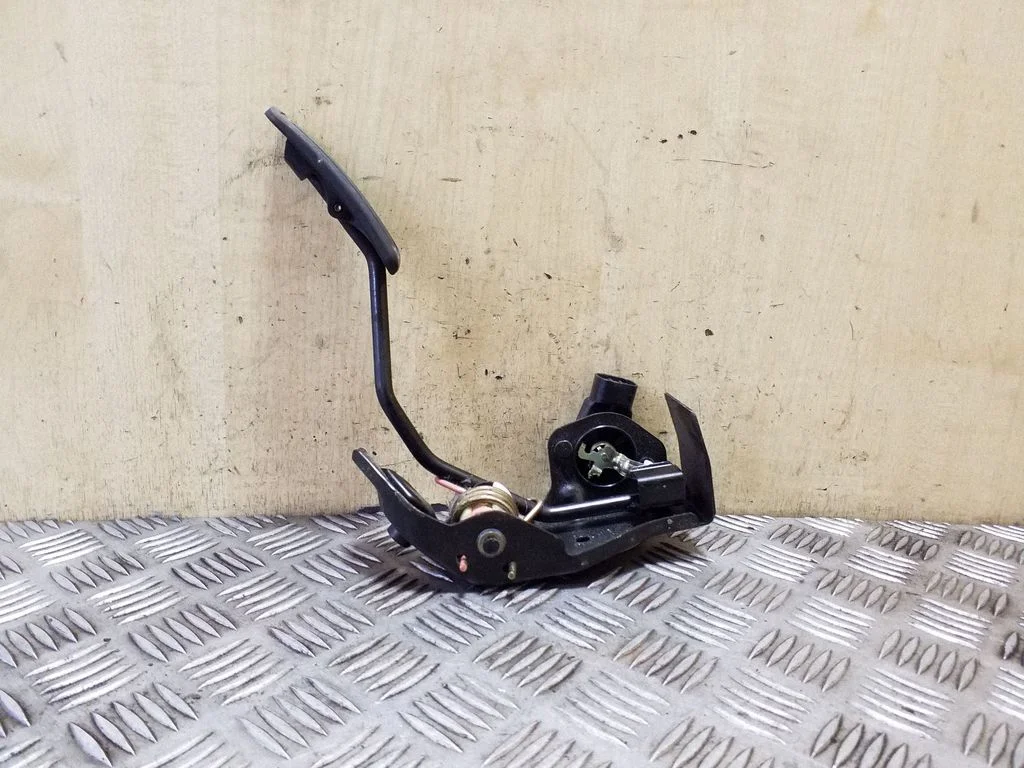 Accelerator throttle pedal – Toyota Matrix (E130) (2001-2008)