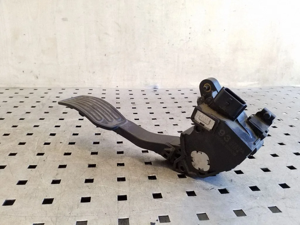Accelerator throttle pedal 180021HMOB