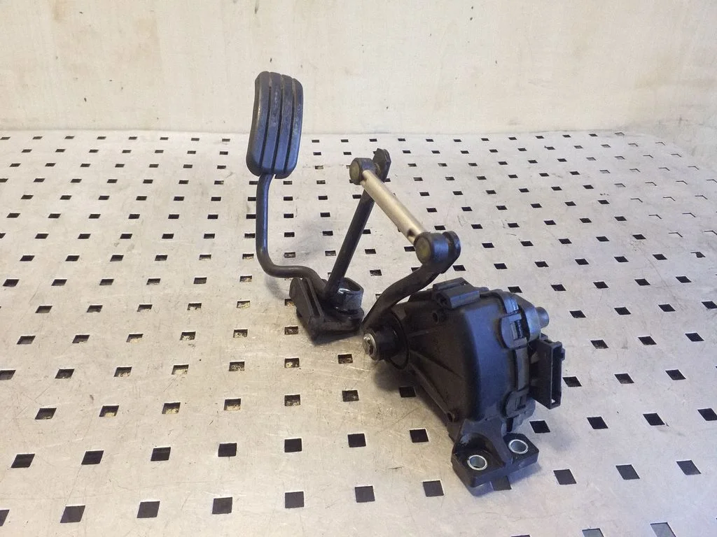 Accelerator throttle pedal – Renault Trafic II (X83) (2001-2014)