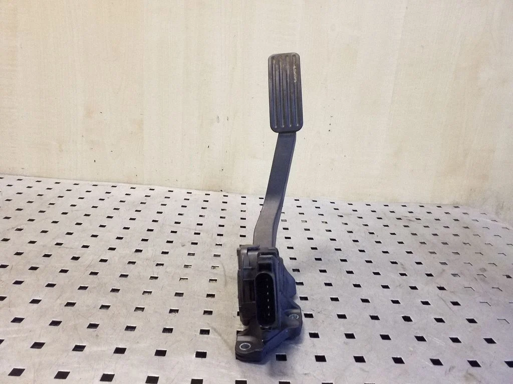 Gaasipedaal 9X239F832BB