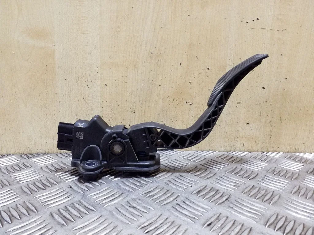 Accelerator throttle pedal