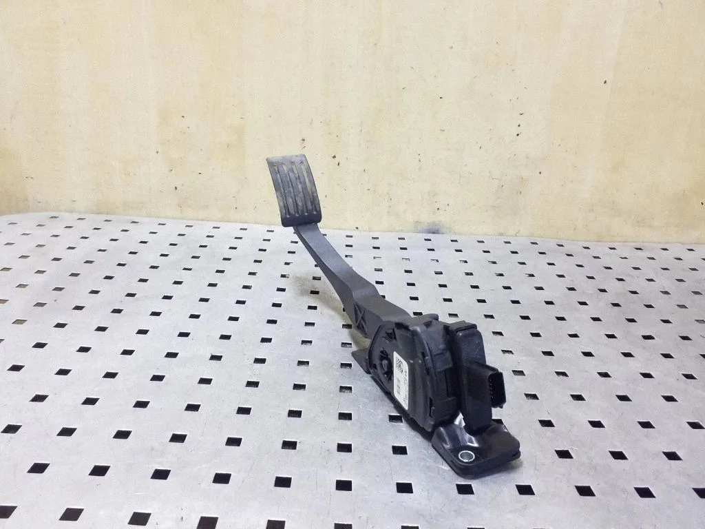 Accelerator throttle pedal – Ford Kuga II (2013-2019)