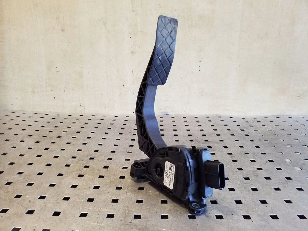 Accelerator throttle pedal 8K1723523