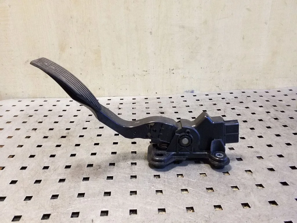 Accelerator throttle pedal 1600A101