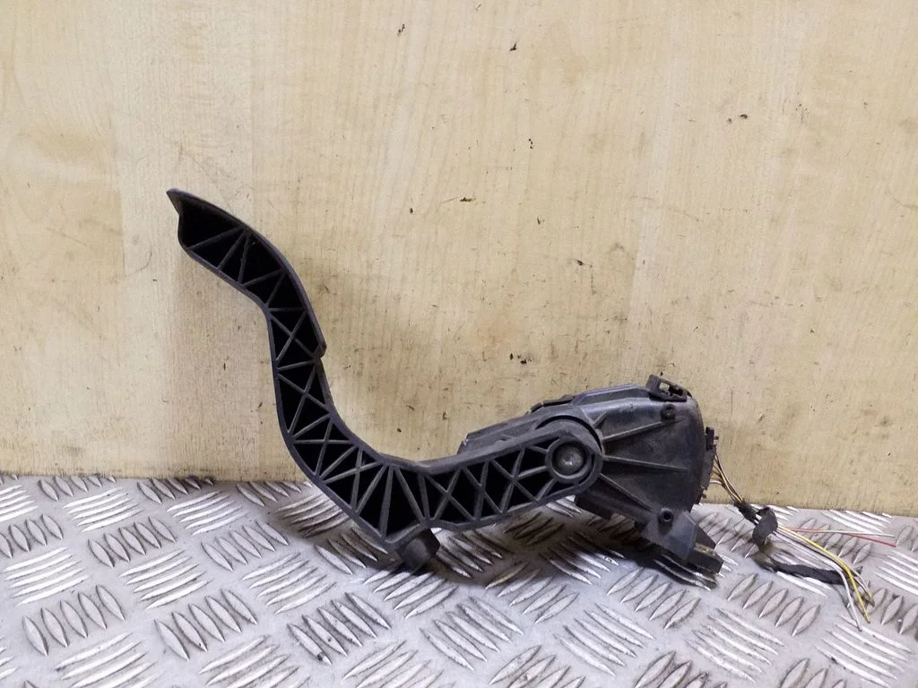 Accelerator throttle pedal 8D1721523
