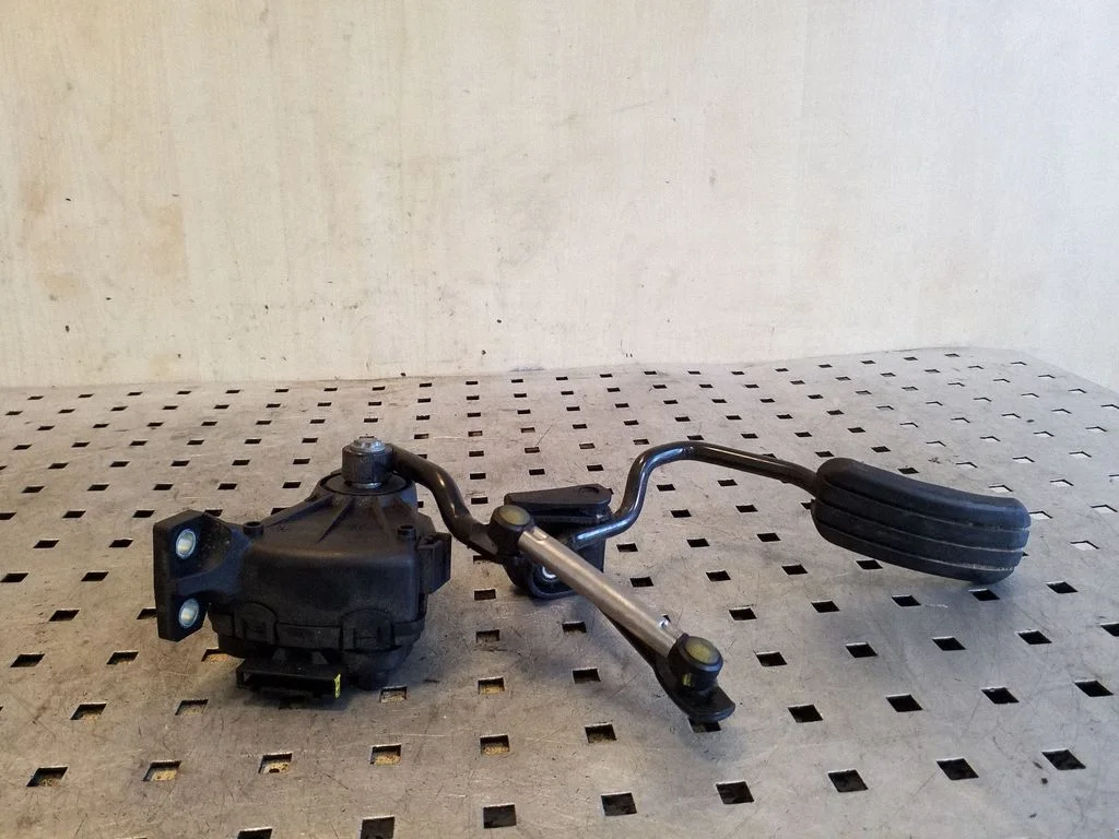 Accelerator throttle pedal – Opel Vivaro (2001-2014)