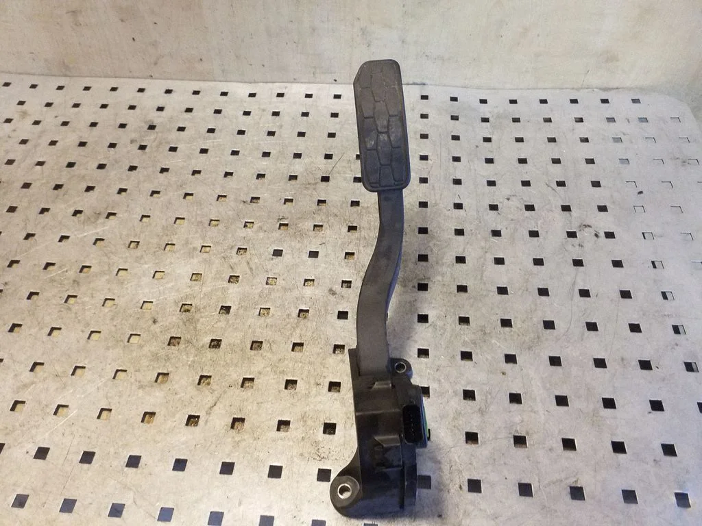 Accelerator throttle pedal GX739F836