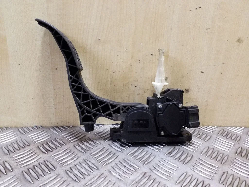 Accelerator throttle pedal – Volkswagen Golf IV (1998-2005)