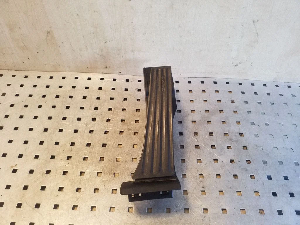 Accelerator throttle pedal