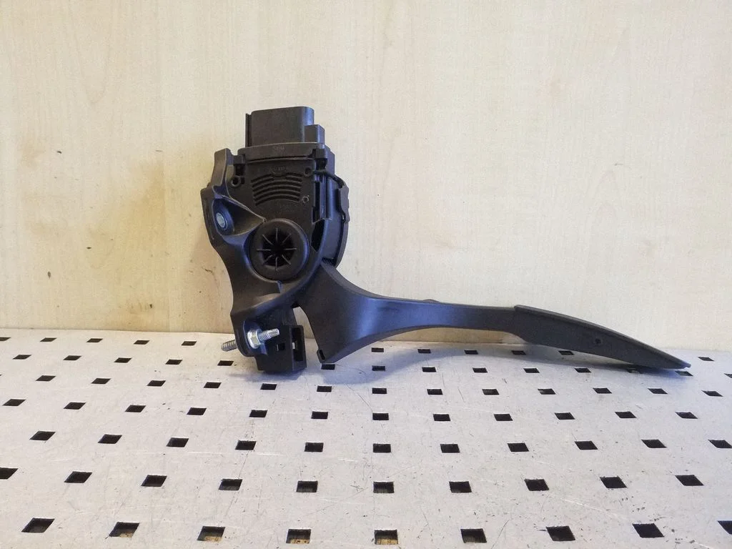 Accelerator throttle pedal – Land Rover Freelander 2 - LR2 (2007-2016)