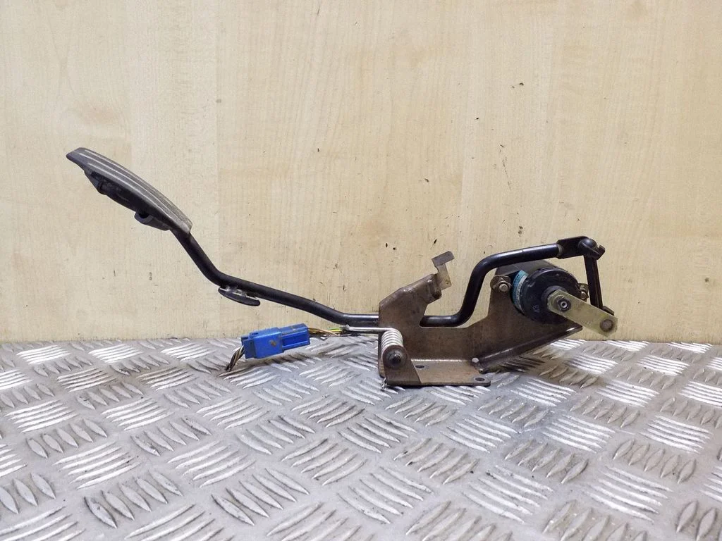 Accelerator throttle pedal – Opel Frontera B (1998-2004)