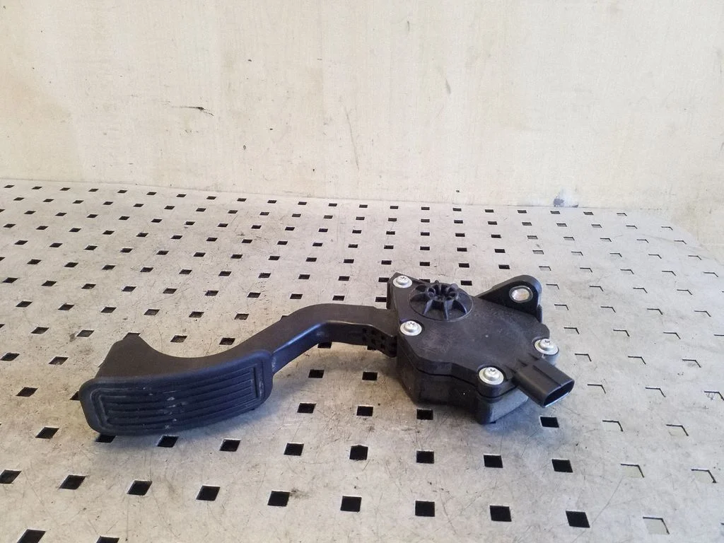 Accelerator throttle pedal