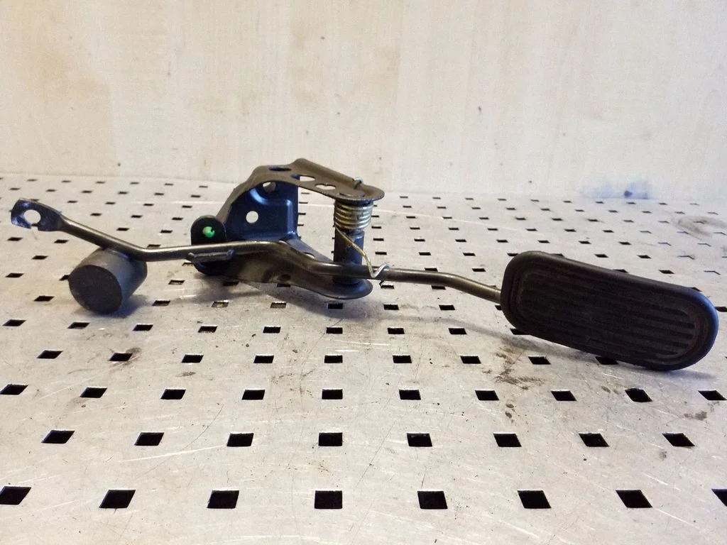 Accelerator throttle pedal