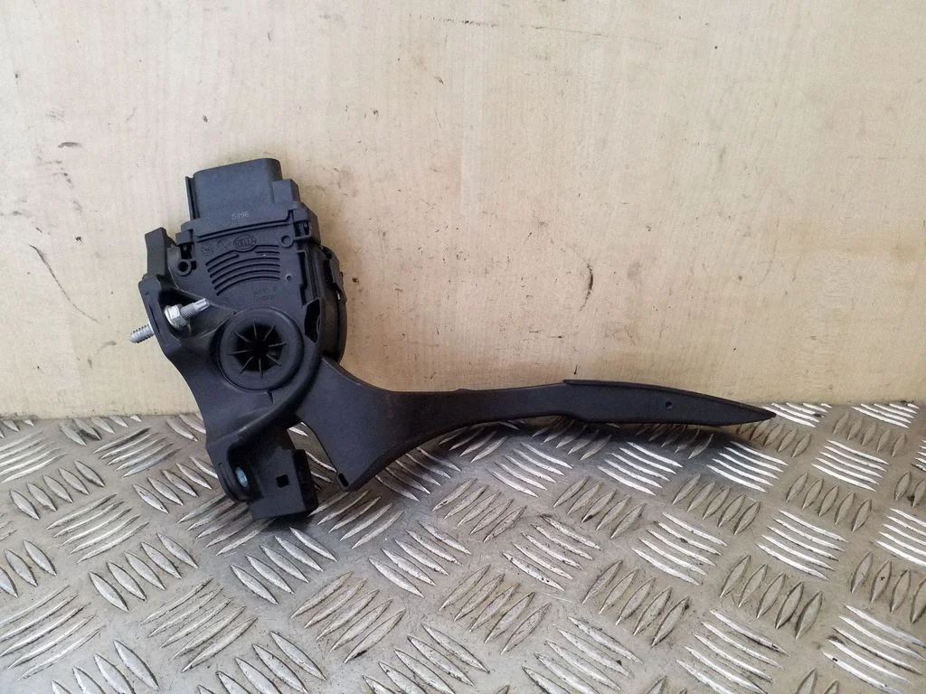 Accelerator throttle pedal – Land Rover Freelander 2 - LR2 (2007-2016)