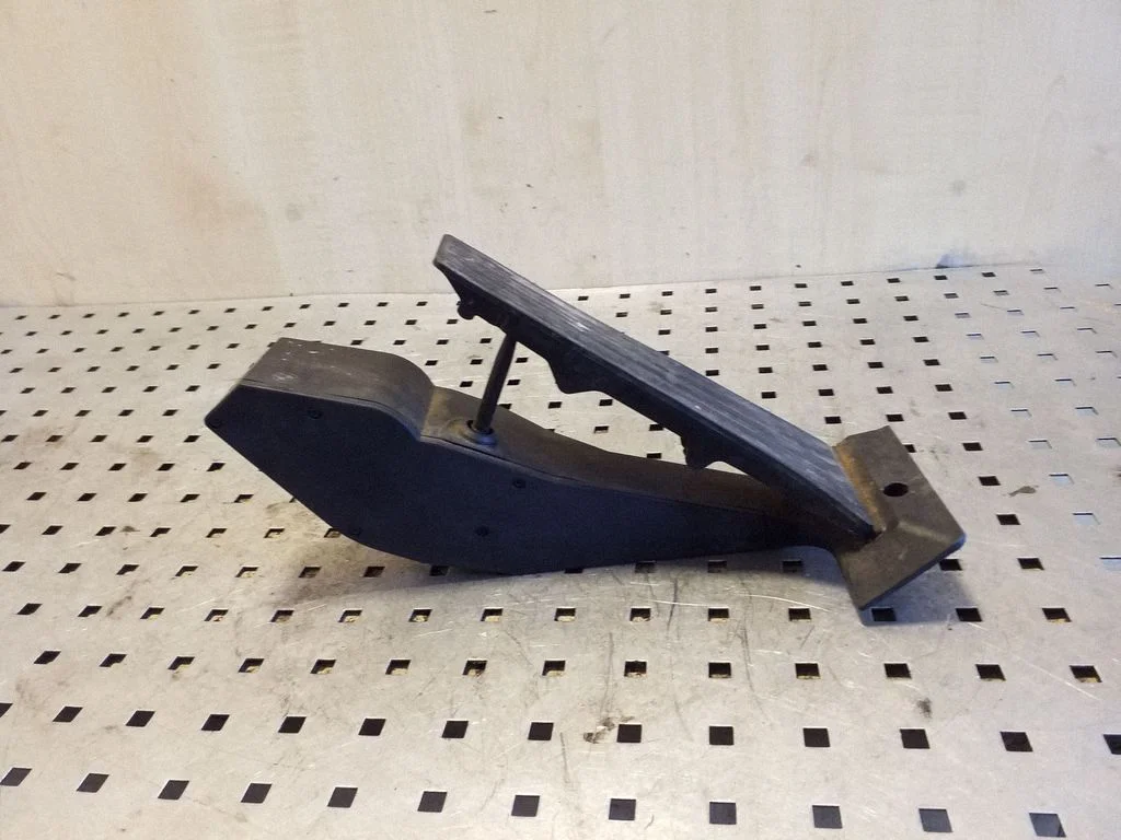 Accelerator throttle pedal 25916010