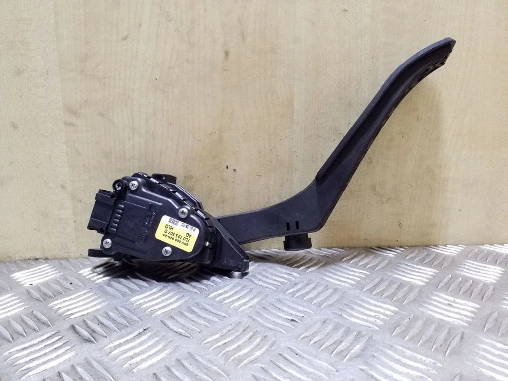 Accelerator throttle pedal 7L0723507D