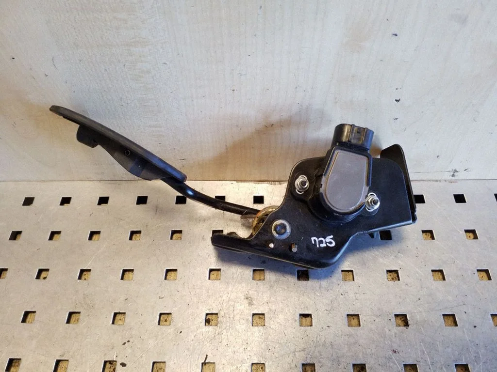 Accelerator throttle pedal – Toyota Corolla E120 E130 (2004-2007)