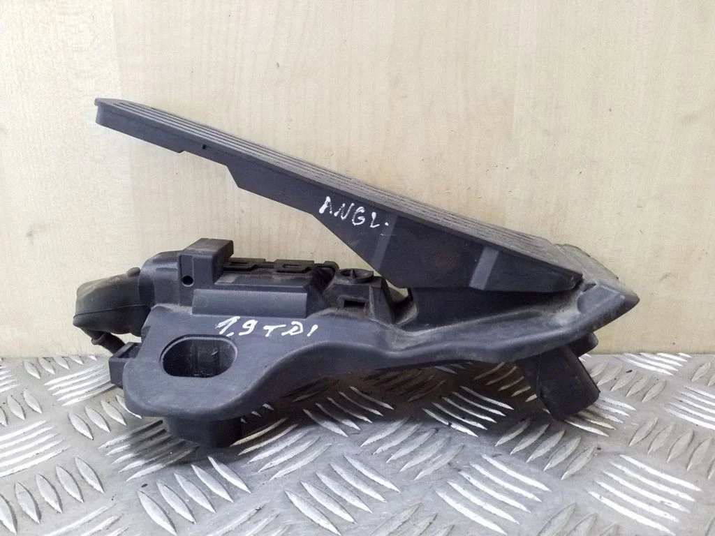 Gaasipedaal 1T2721503G