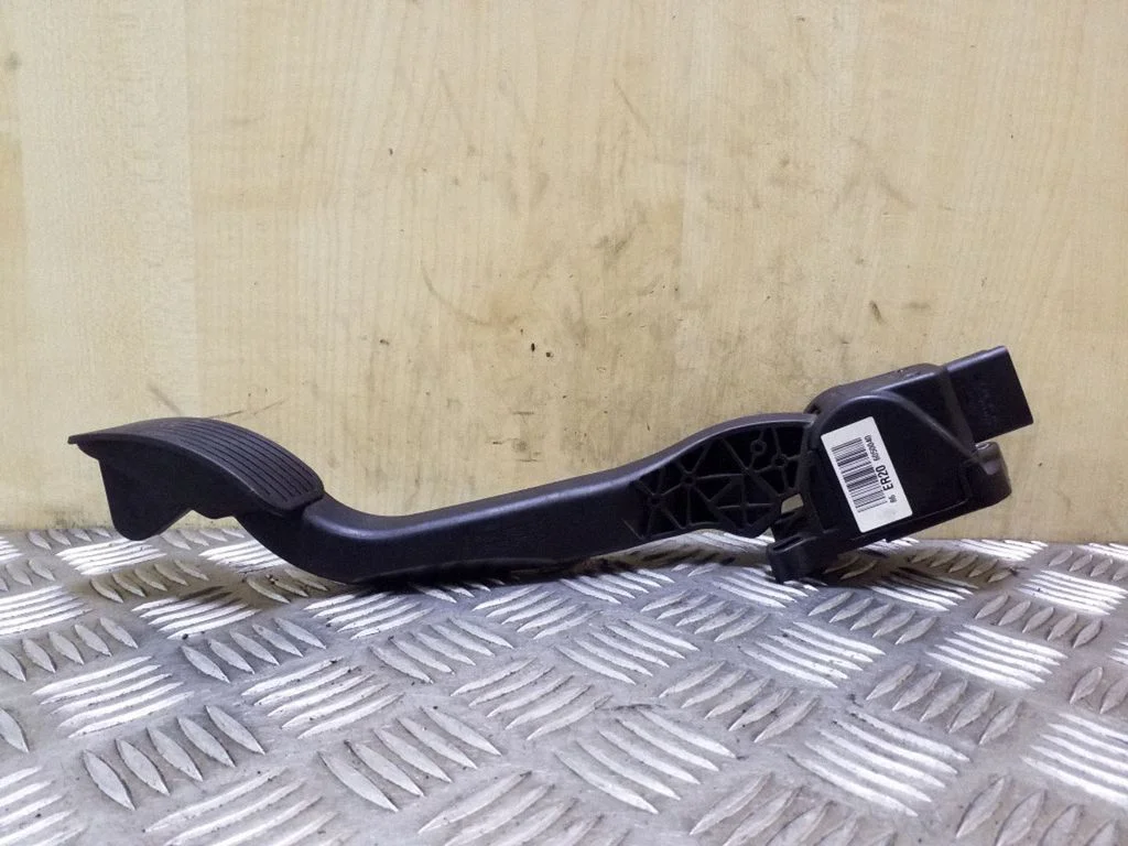 Accelerator throttle pedal