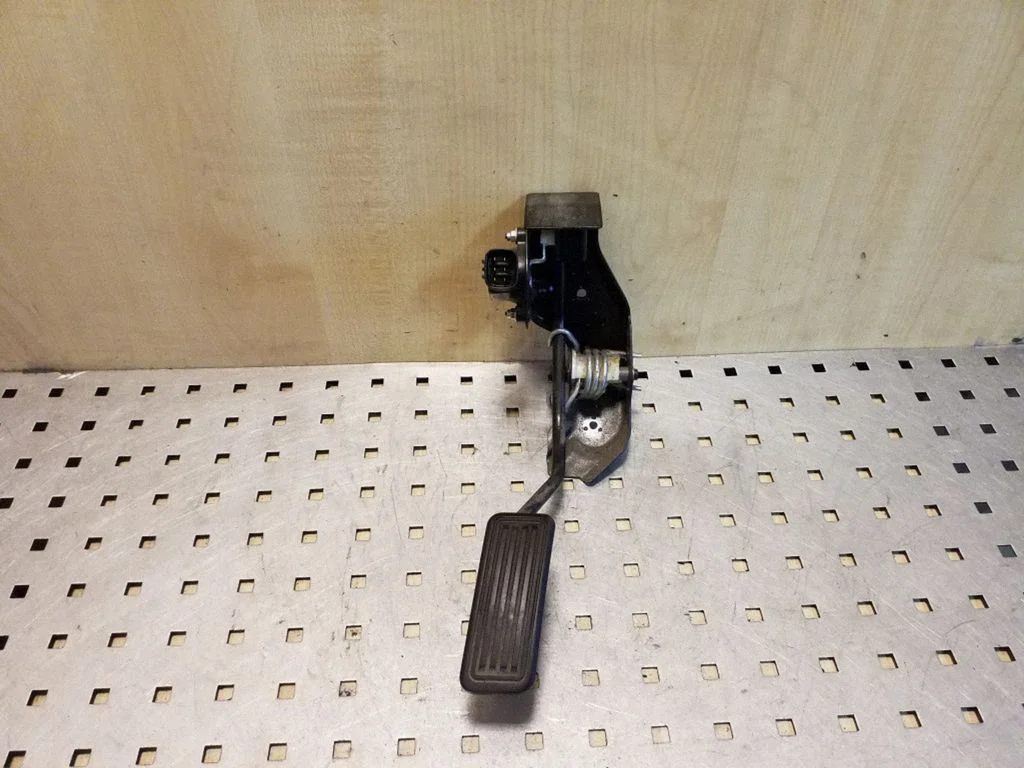 Accelerator throttle pedal – Toyota Corolla E120 E130 (2004-2007)
