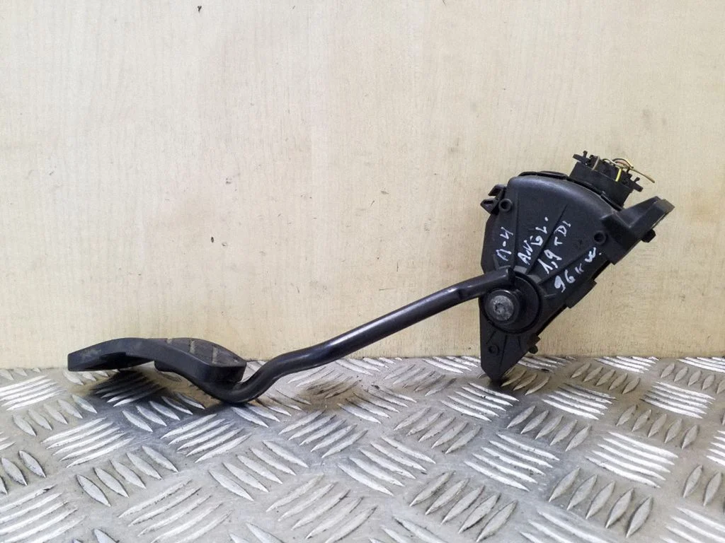 Accelerator throttle pedal 8E2721523