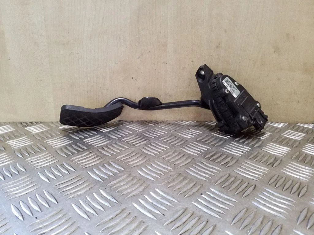 Accelerator throttle pedal 8E2721523