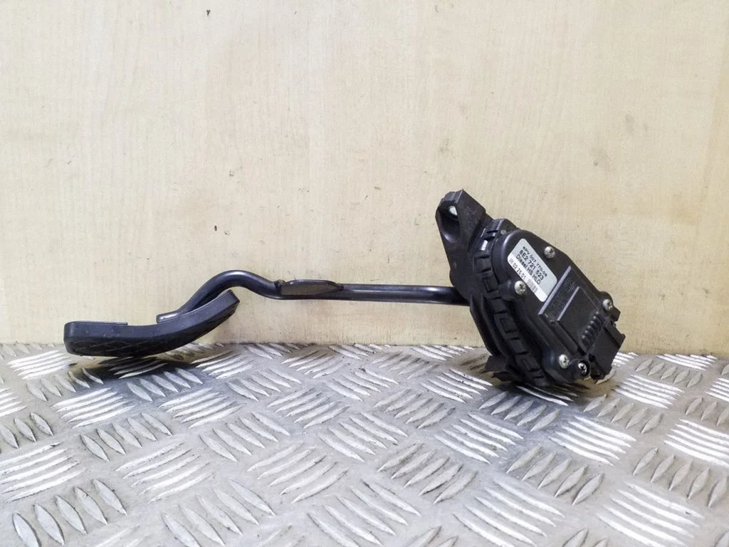 Accelerator throttle pedal 8E2721523