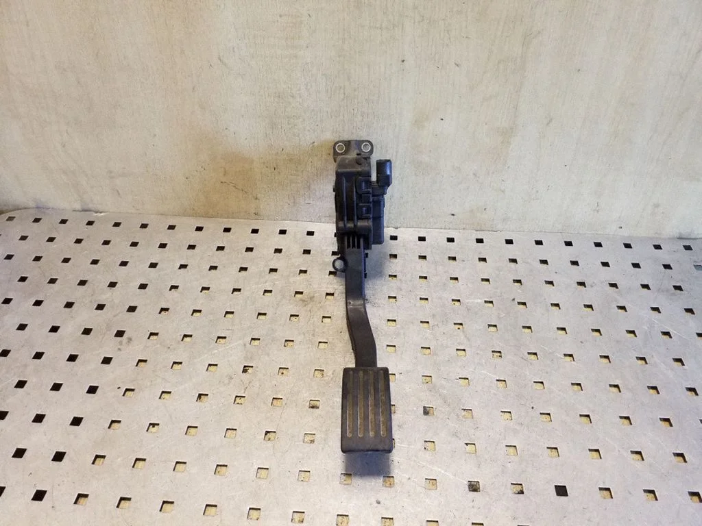Accelerator throttle pedal – Ford Focus C-MAX (2003-2010)