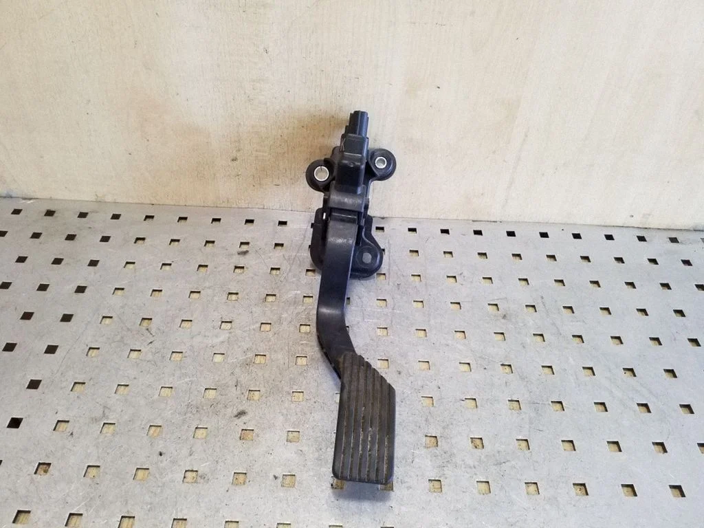 Accelerator throttle pedal – Mitsubishi Outlander (2001-2007)