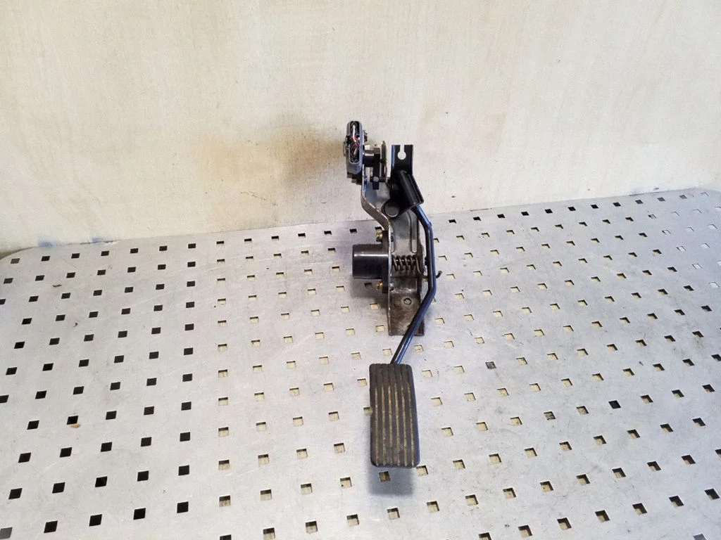 Accelerator throttle pedal