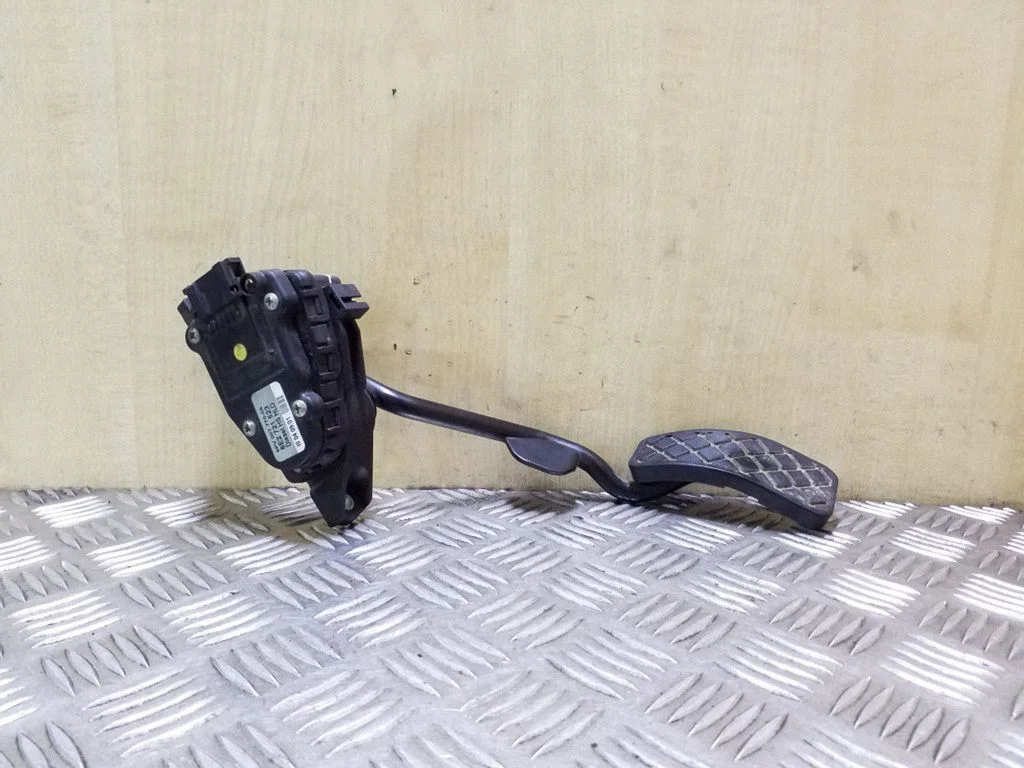 Accelerator throttle pedal 8E2721523