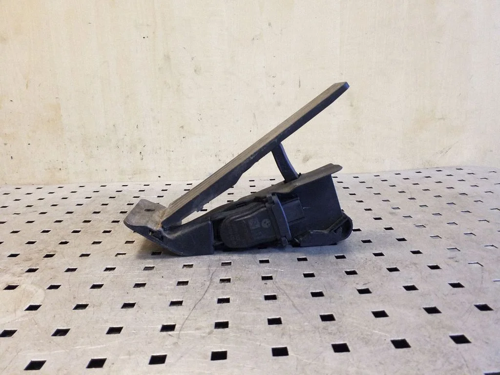 Accelerator throttle pedal 35426789529