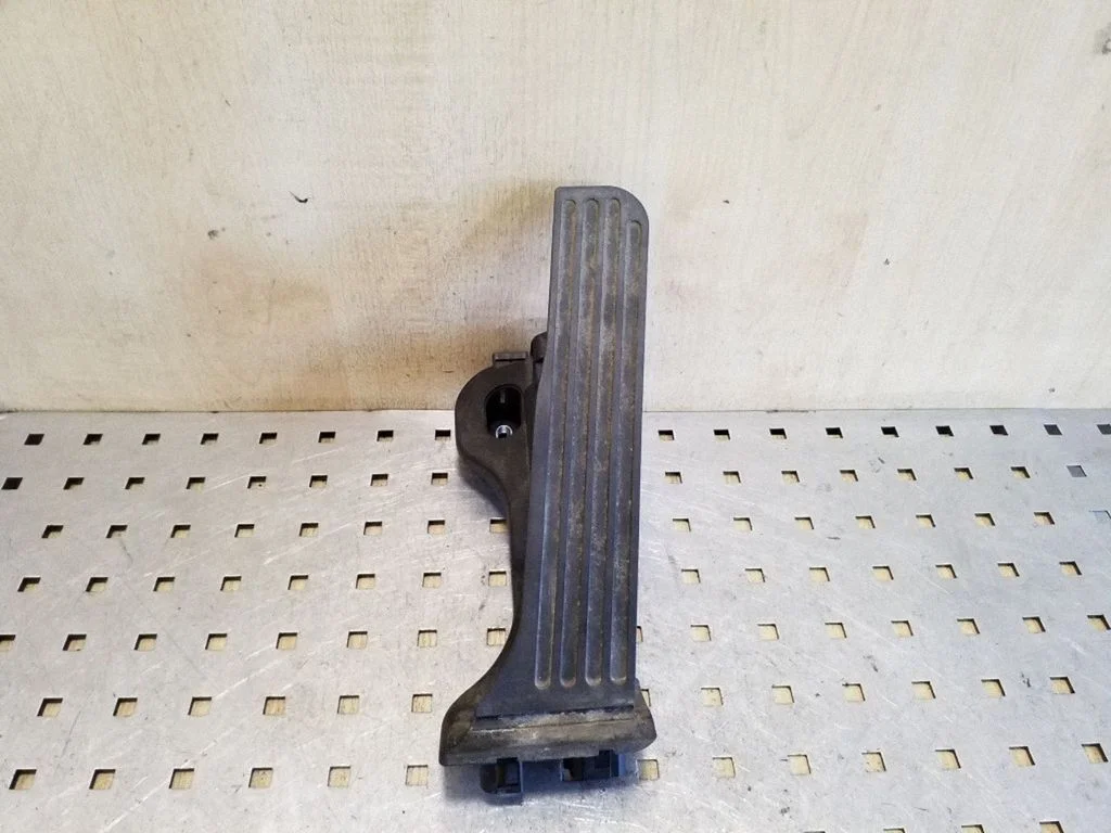 Accelerator throttle pedal 1K1723503L