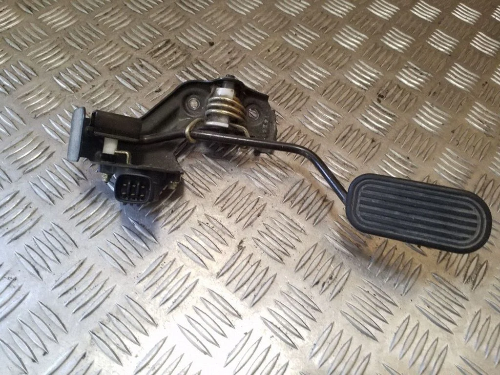 Gaasipedaal – Toyota Avensis T250 (2003-2006)