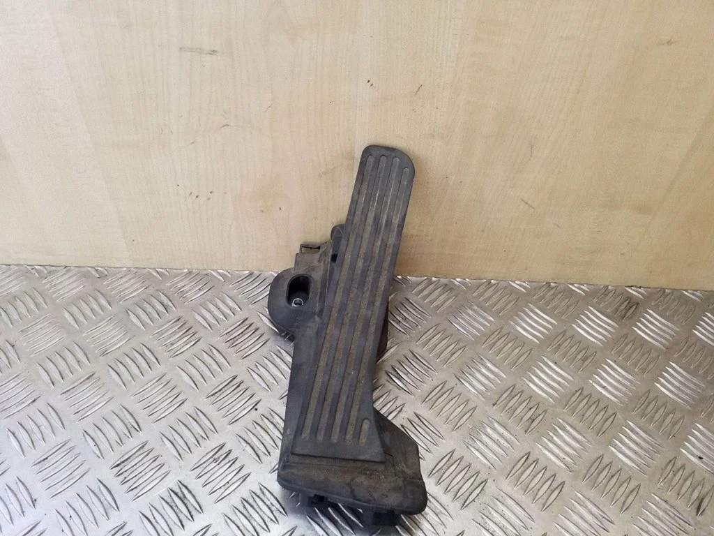Accelerator throttle pedal – Skoda Octavia Mk2 (1Z) (2004-2013)