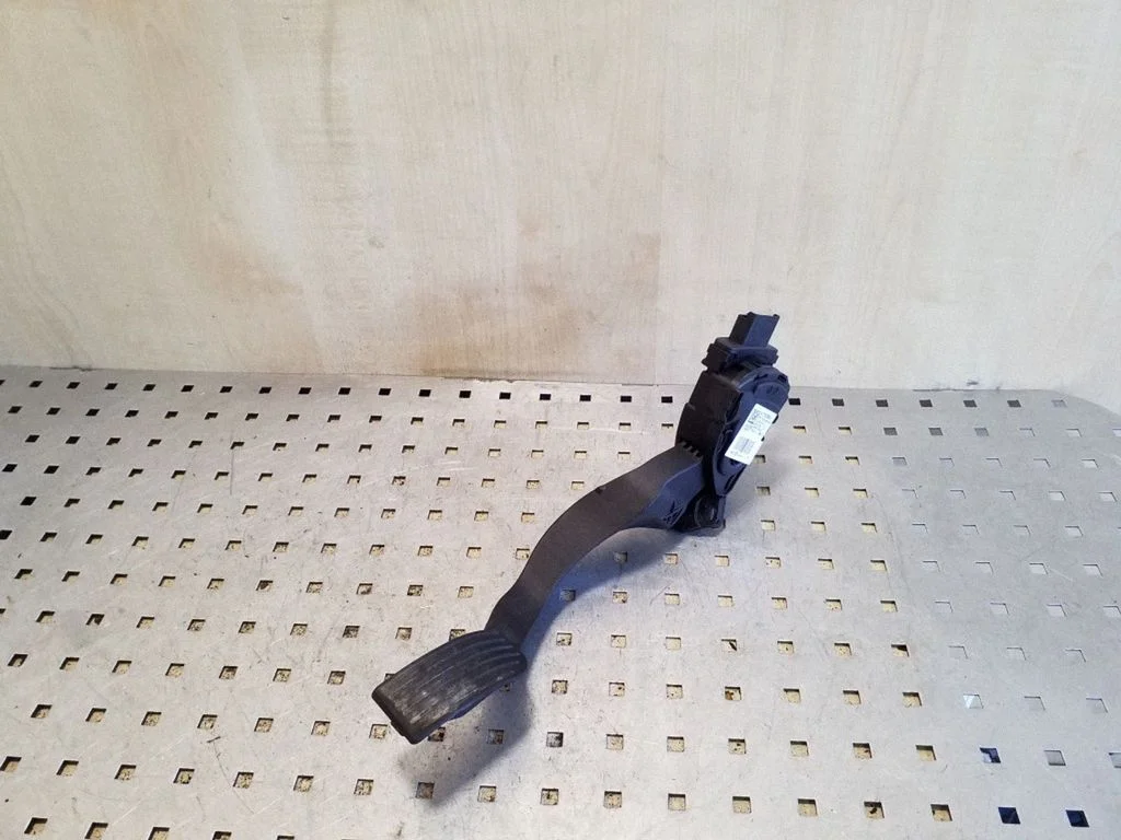 Accelerator throttle pedal – Peugeot 208 I (2012-2019)