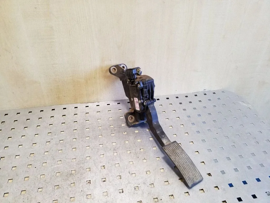 Pedał gazu 18002EB400