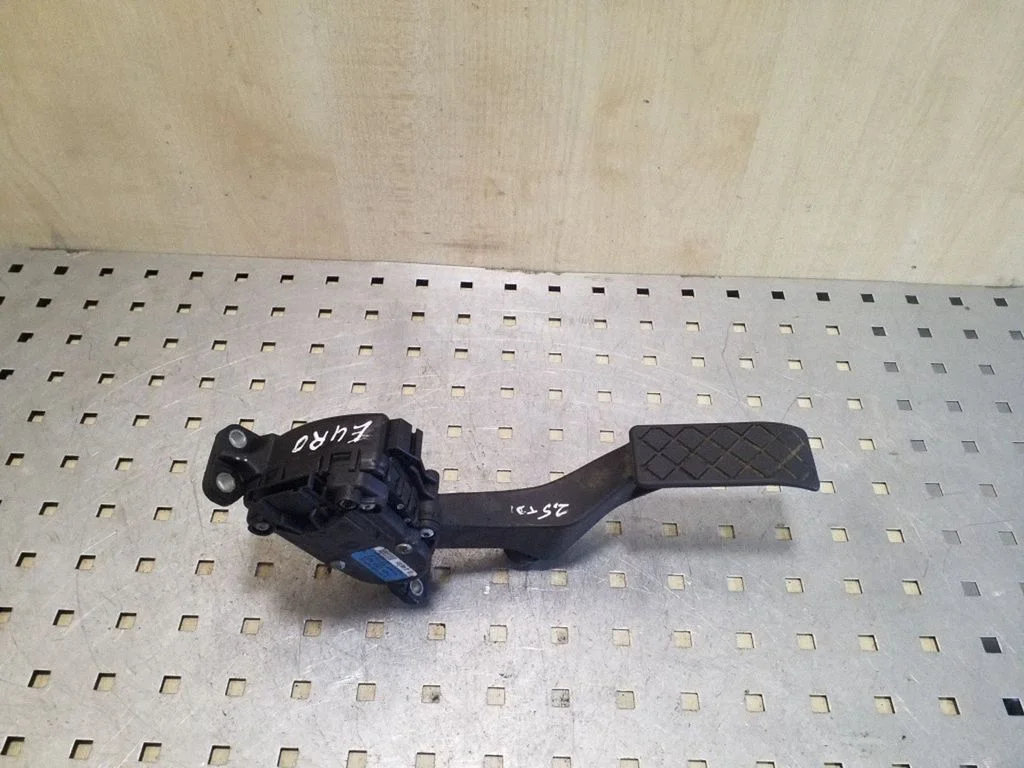 Accelerator throttle pedal 7H1723503