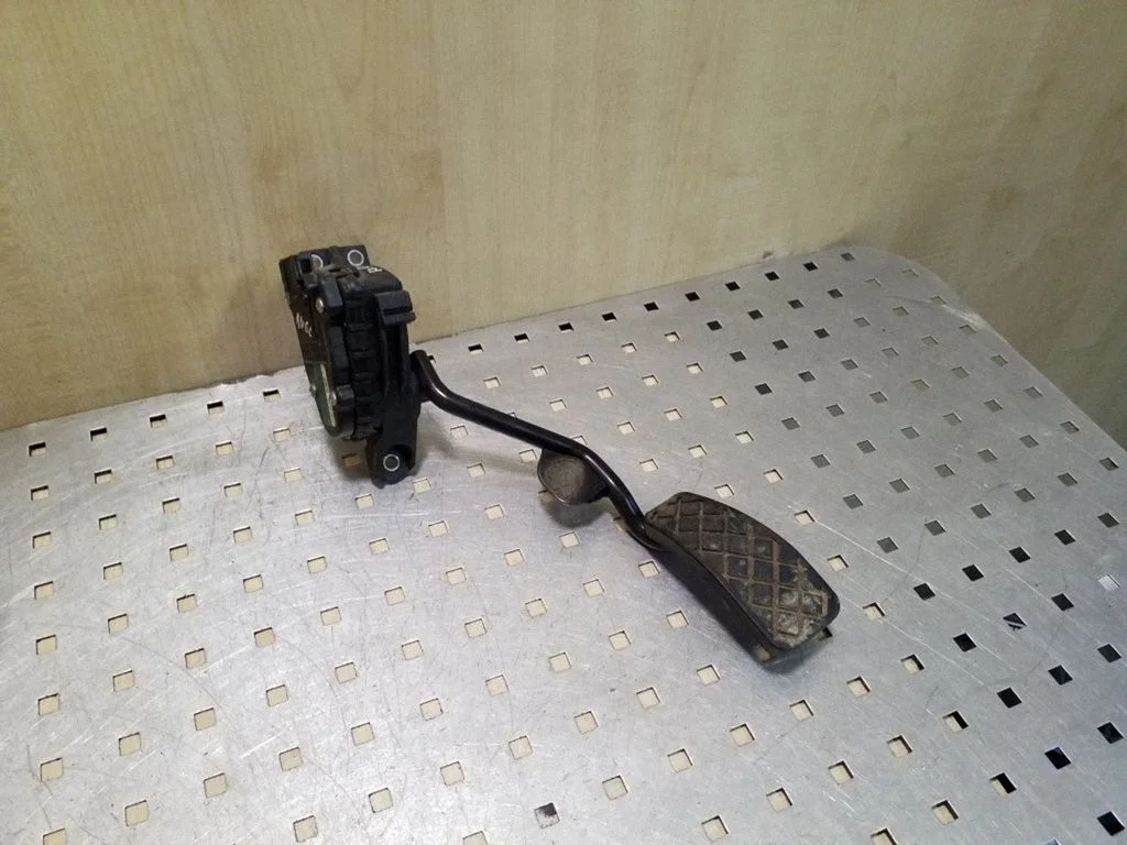 Accelerator throttle pedal 8E2721523E