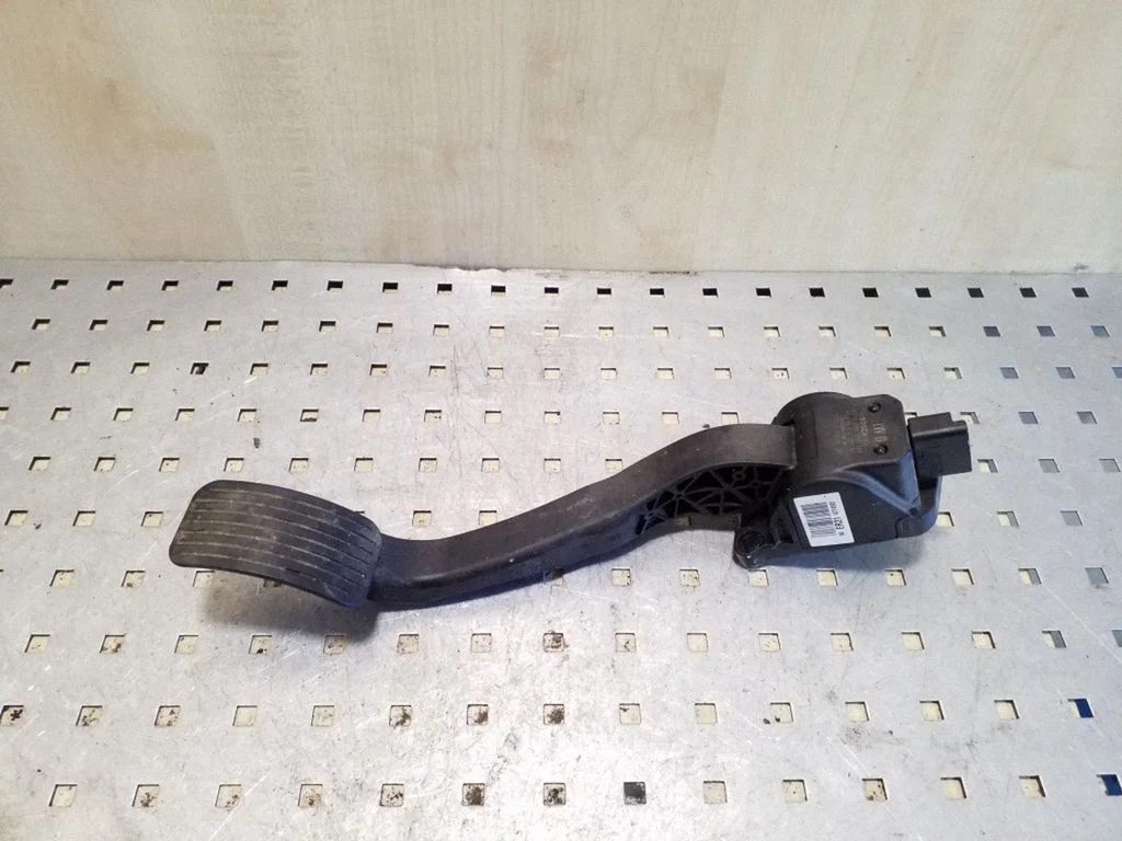 Accelerator throttle pedal