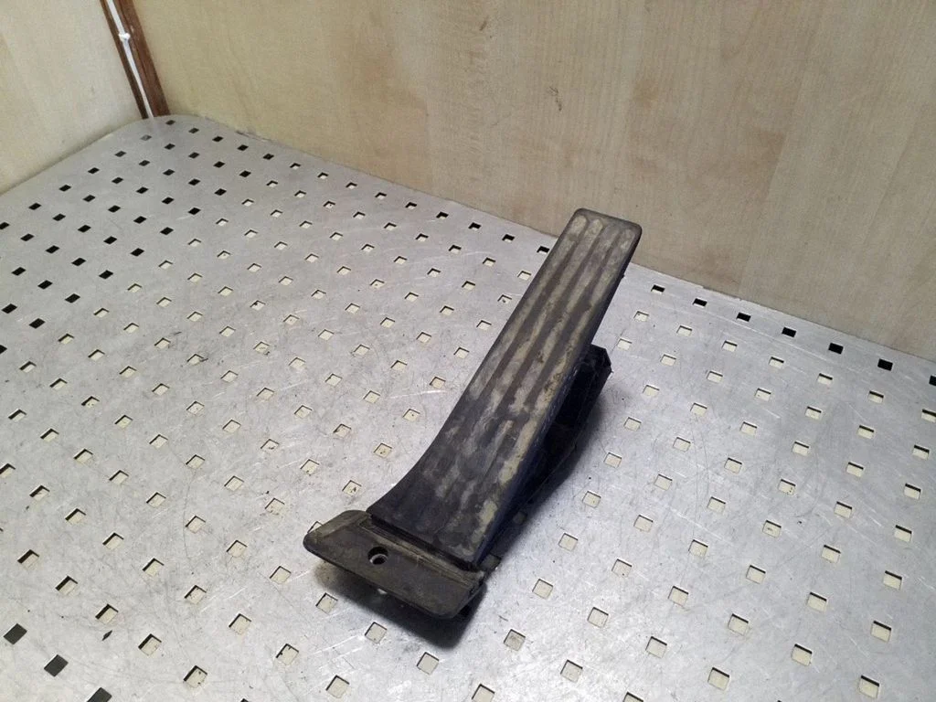Accelerator throttle pedal