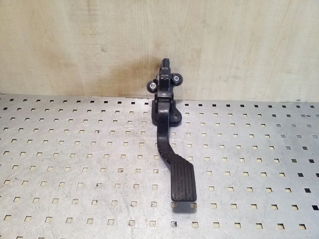Accelerator throttle pedal