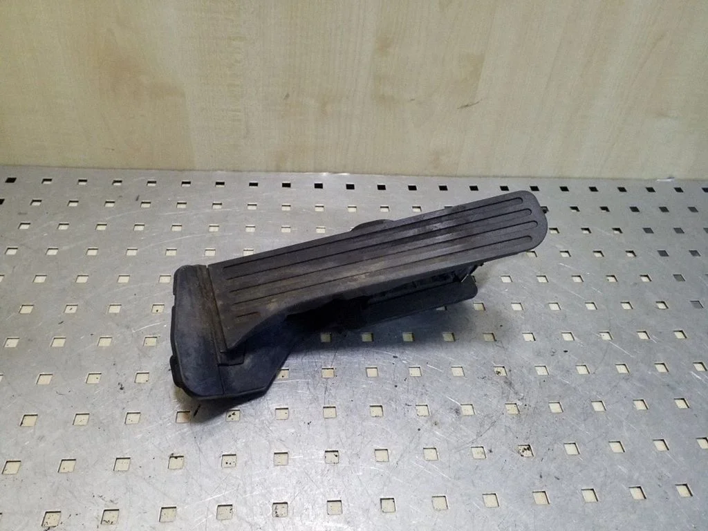 Accelerator throttle pedal – Skoda Superb B6 (3T) (2008-2015)