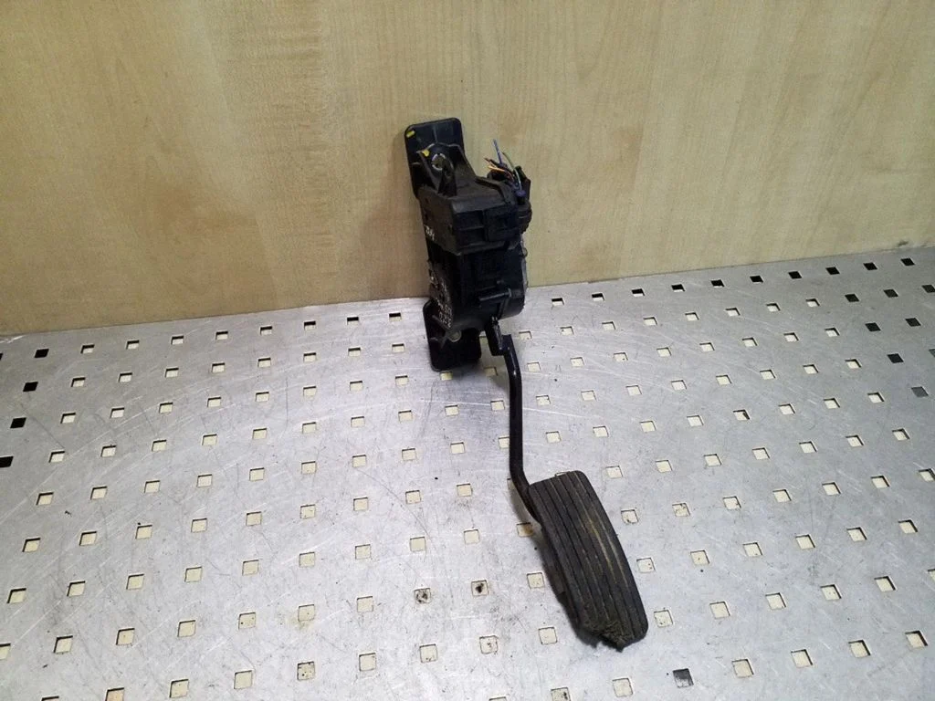 Accelerator throttle pedal – Mitsubishi Pajero Sport I (1996-2008)