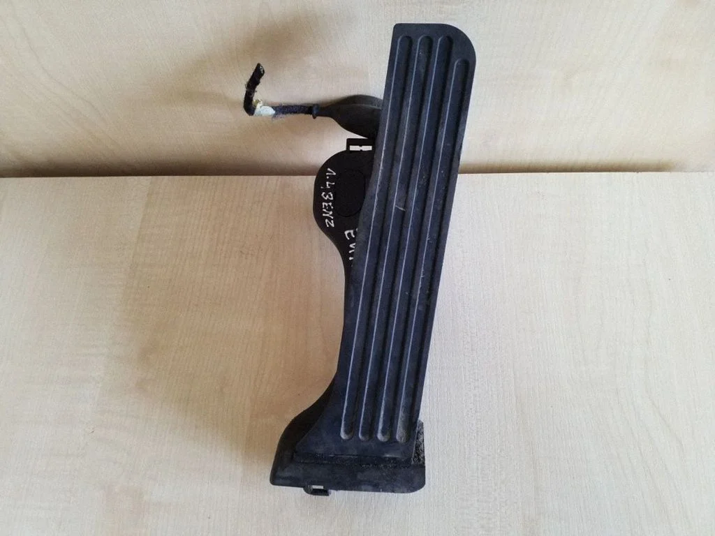 Accelerator throttle pedal 1K1721503L