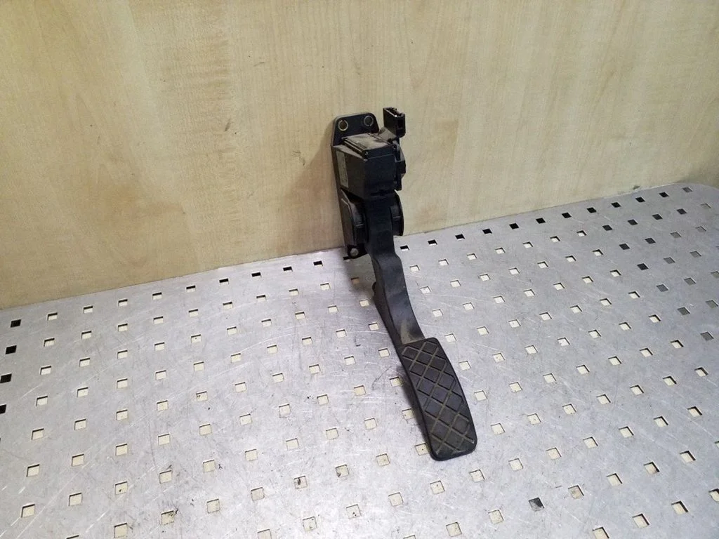 Accelerator throttle pedal – Volkswagen Golf IV (1998-2005)