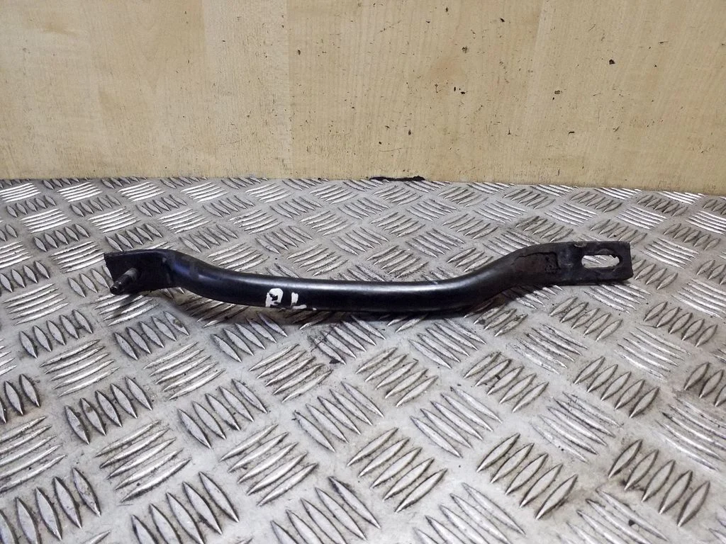 Radiator support slam panel bracket – front left