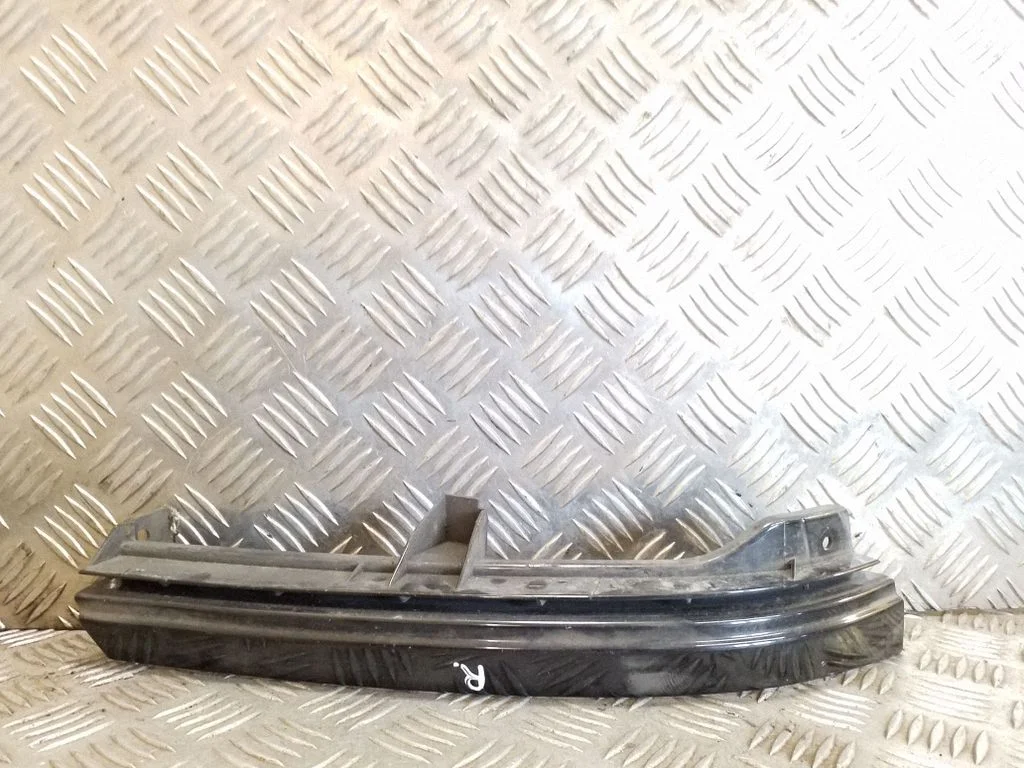 Under headlight/headlamp trim 90580652RH
