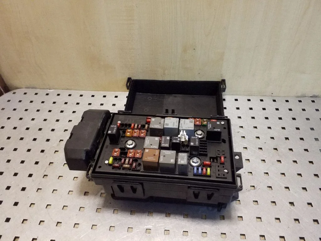 Fuse box set 13343767
